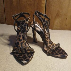 Gianni Bini Leopard Print Heels with Black and Gold Accents T Strap Sparkle